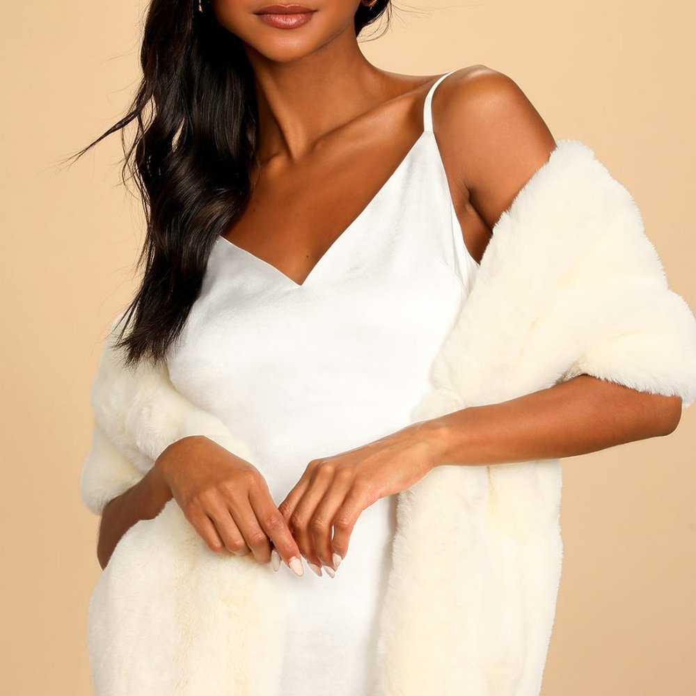 BRAND NEW NWT Lulus cream ivory faux fur stole wrap for wedding
